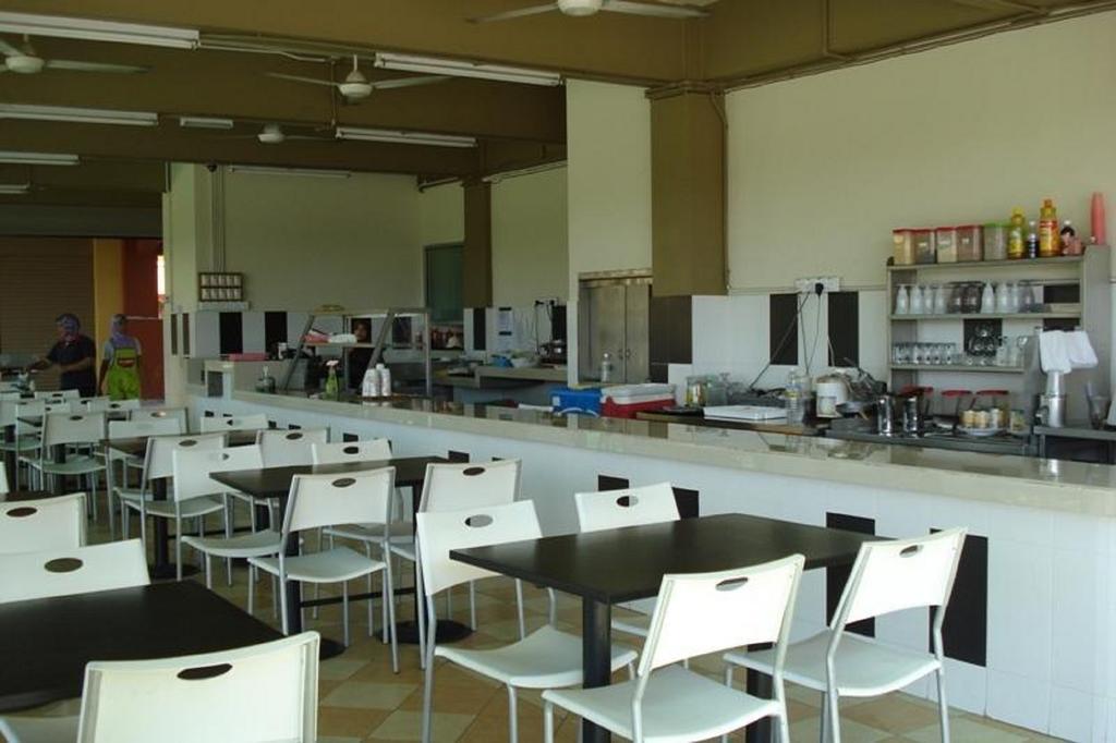Adel Hotel Putatan Luaran gambar
