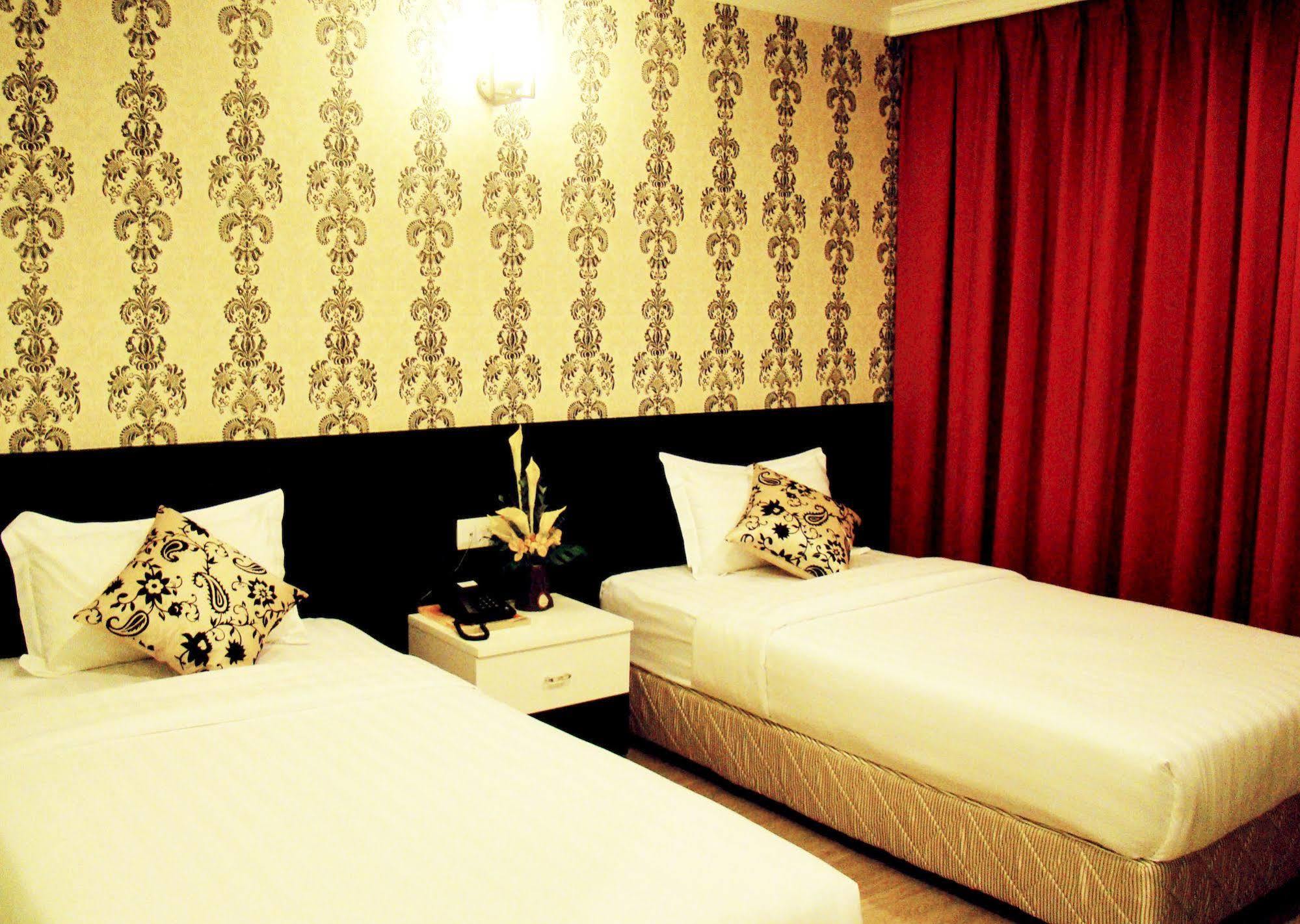 Adel Hotel Putatan Luaran gambar